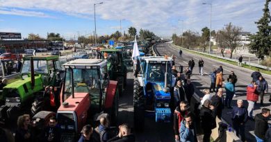 Αγροτικές κινητοποιήσεις: Μπλόκα σε όλη τη χώρα, κλιμάκωση και πανελλαδικός συντονισμός Αγροτικές κινητοποιήσεις: Μπλόκα σε όλη τη χώρα, κλιμάκωση και πανελλαδικός συντονισμός