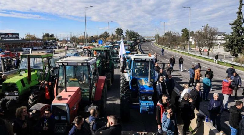 Αγροτικές κινητοποιήσεις: Μπλόκα σε όλη τη χώρα, κλιμάκωση και πανελλαδικός συντονισμός Αγροτικές κινητοποιήσεις: Μπλόκα σε όλη τη χώρα, κλιμάκωση και πανελλαδικός συντονισμός