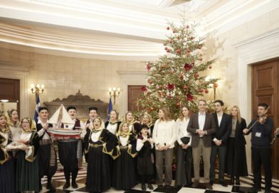 Χριστουγεννιάτικα κάλαντα στον Πρωθυπουργό Κυριάκο Μητσοτάκη (vid)