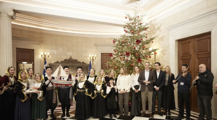 Χριστουγεννιάτικα κάλαντα στον Πρωθυπουργό Κυριάκο Μητσοτάκη (vid)